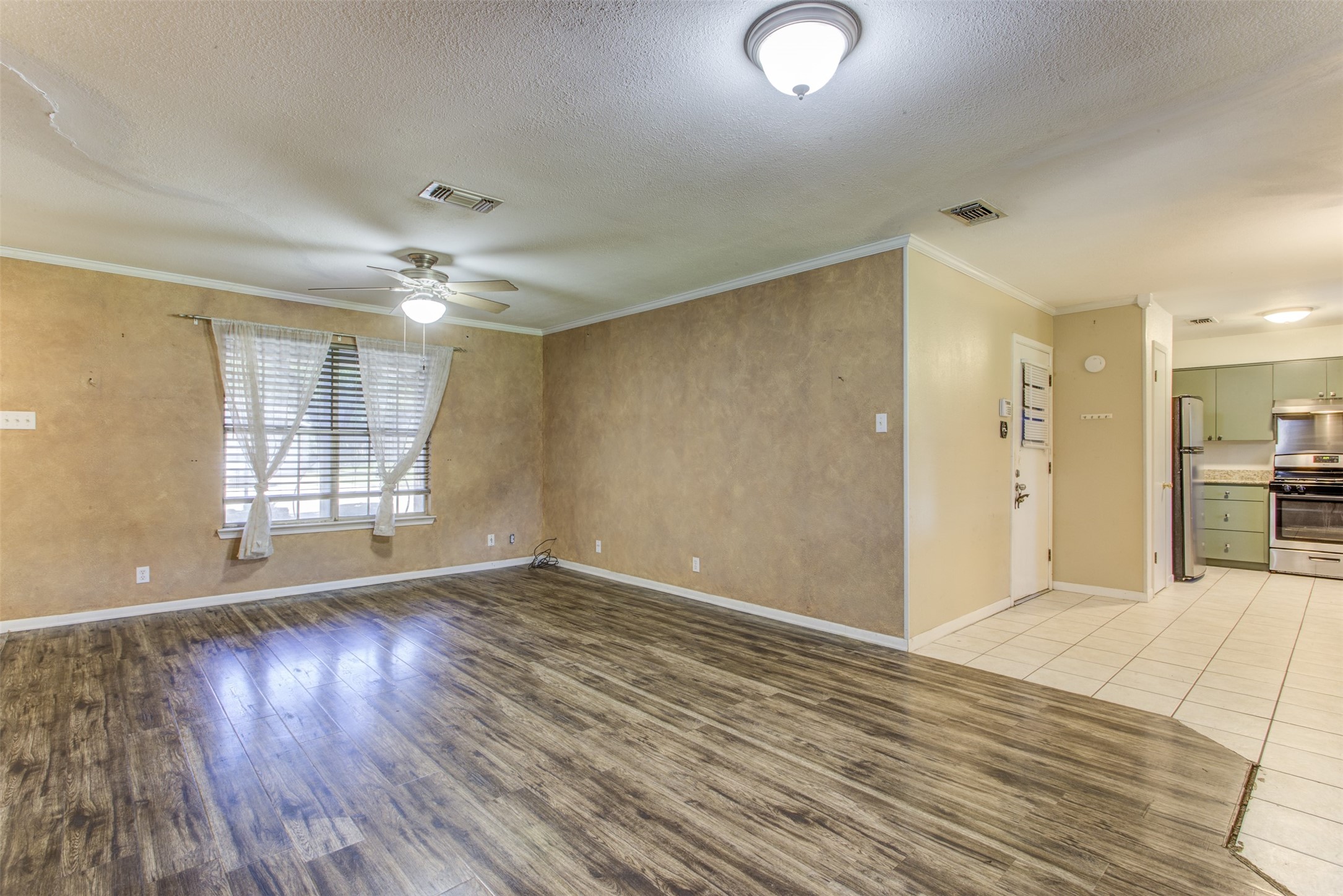 521 E Mustang Street Crowley TX 76036