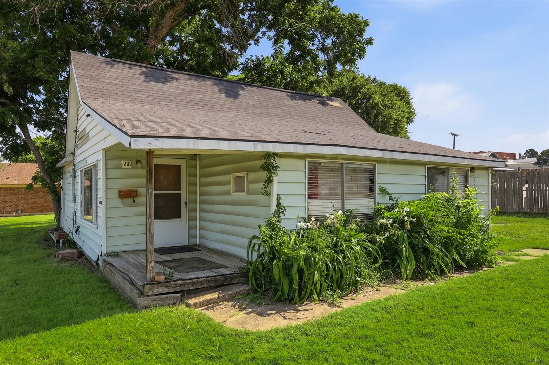 218 W Worth Street Grapevine TX 76051