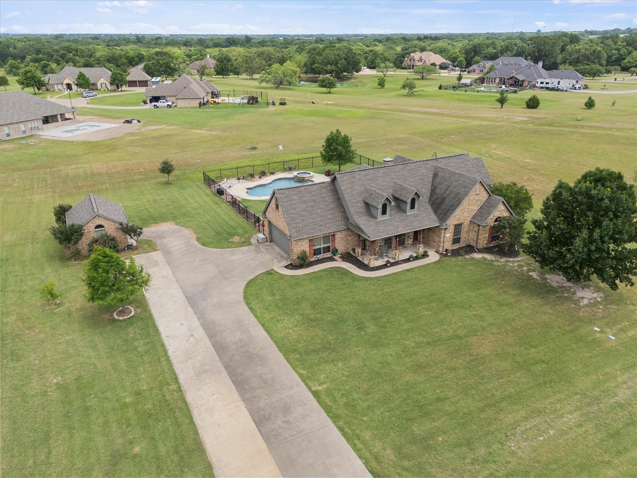 2033 Pin Oak Drive Kaufman TX 75142