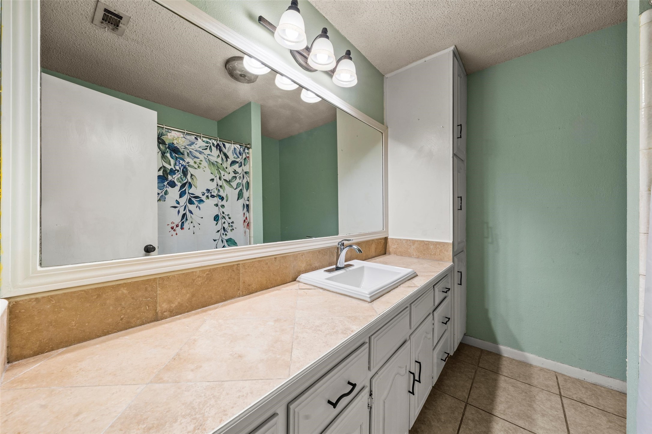 308 Texas Avenue Hewitt TX 76643
