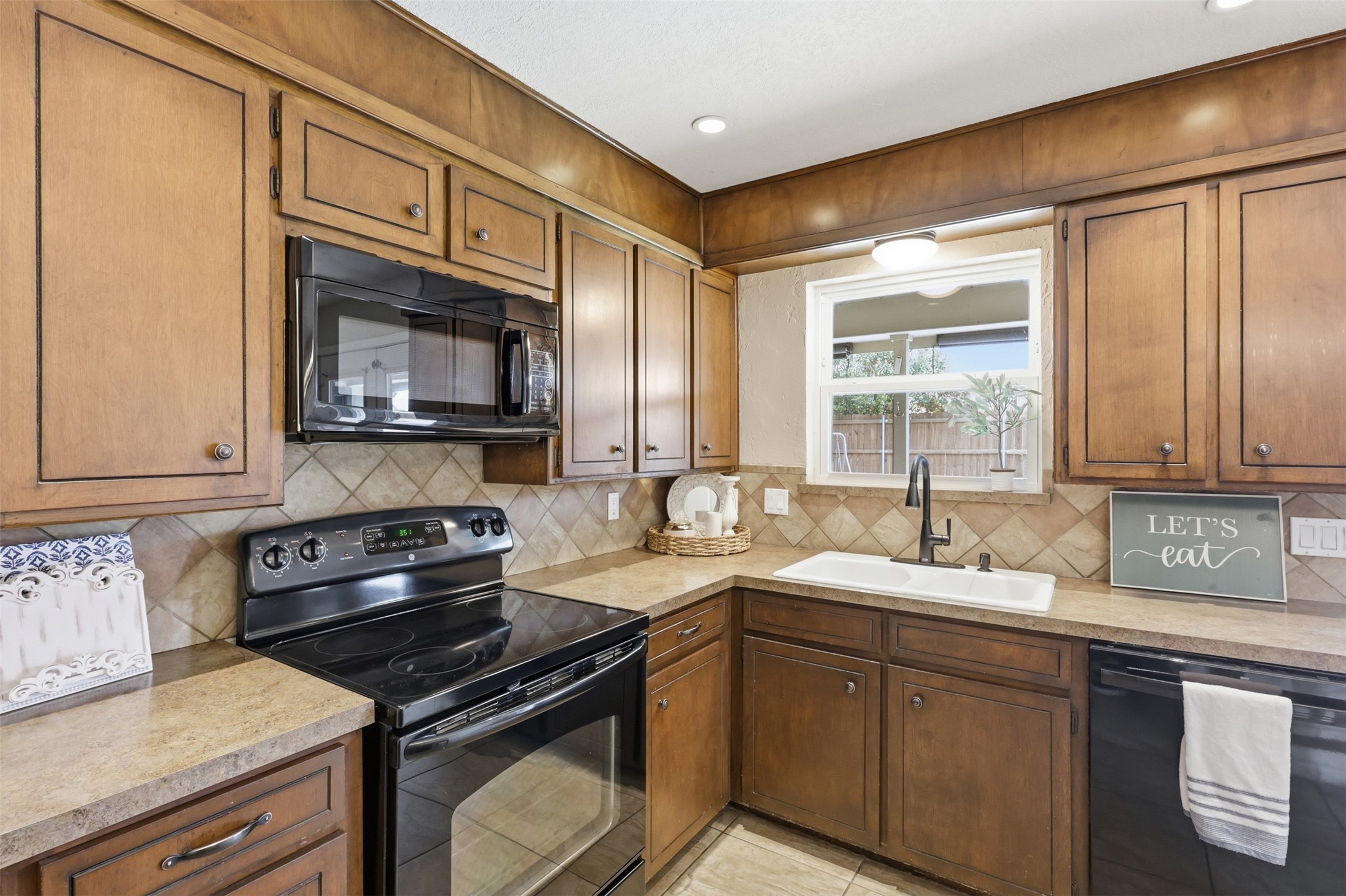5527 Meadow Oak Street North Richland Hills TX 76180