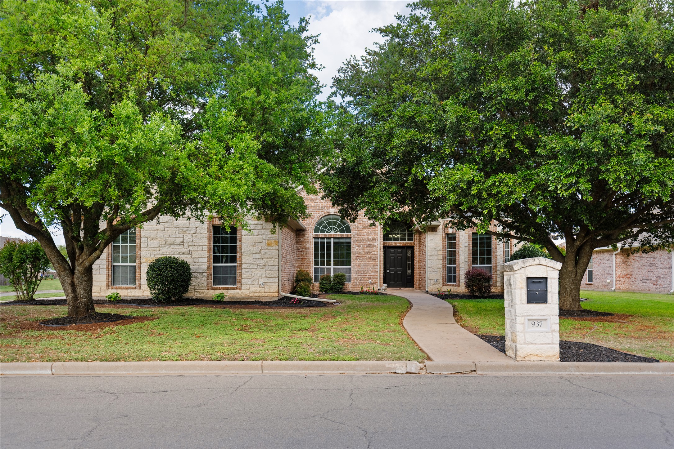 937 Queen Elizabeth Drive Mcgregor TX 76657