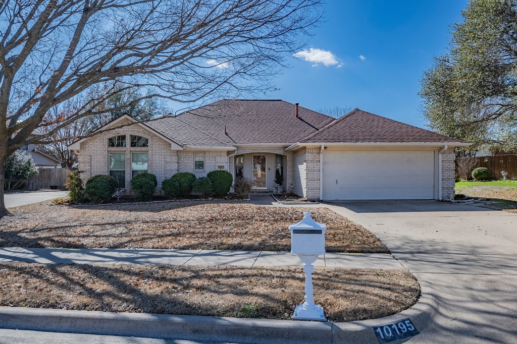 10195 Meadowcrest Drive Benbrook TX 76126