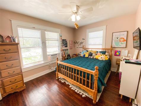 229 S Wilson Street Burleson TX 76028