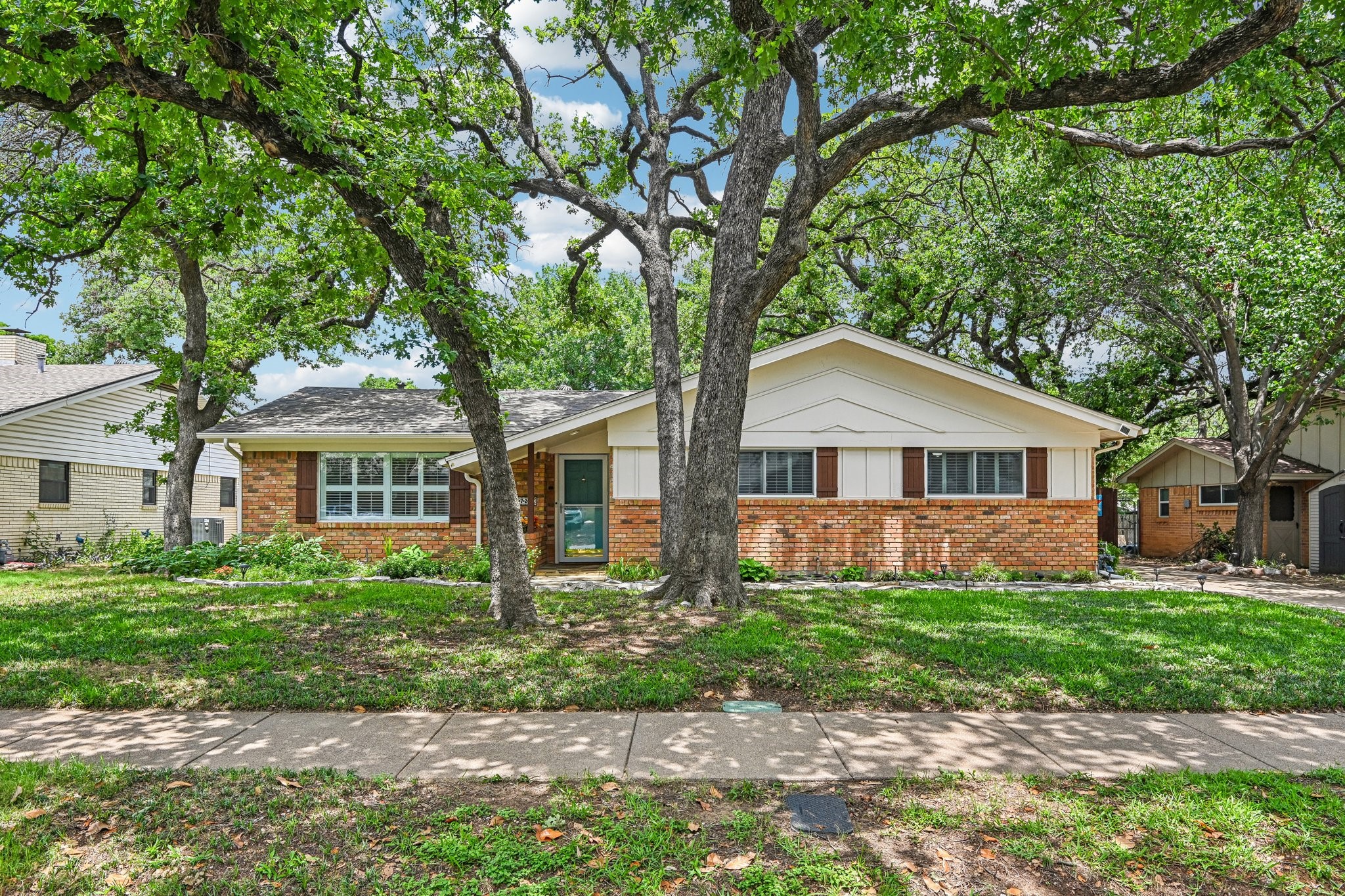 724 Bedford Court W Hurst TX 76053
