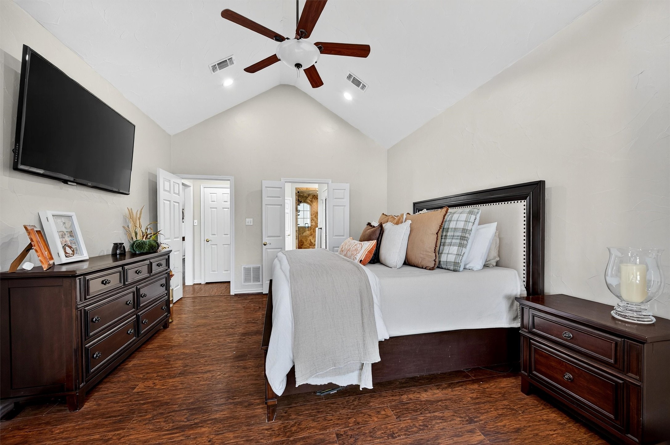 100 Mohawk Cove Lake Kiowa TX 76240