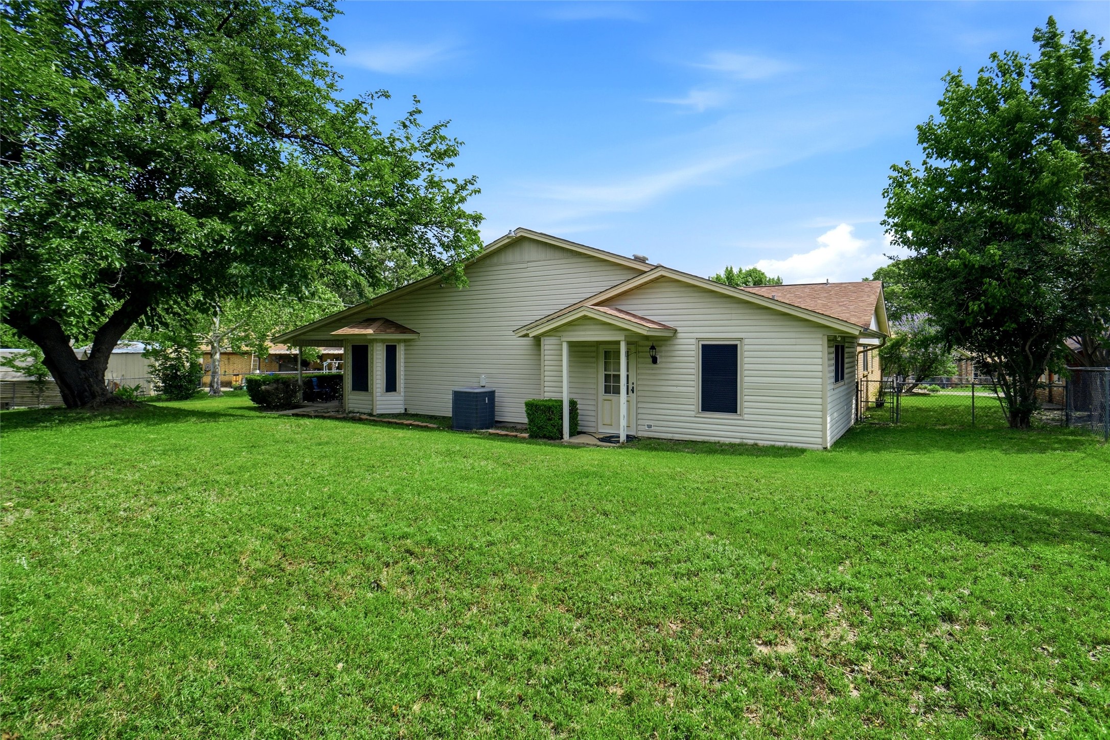 1004 Gladstone Avenue Azle TX 76020