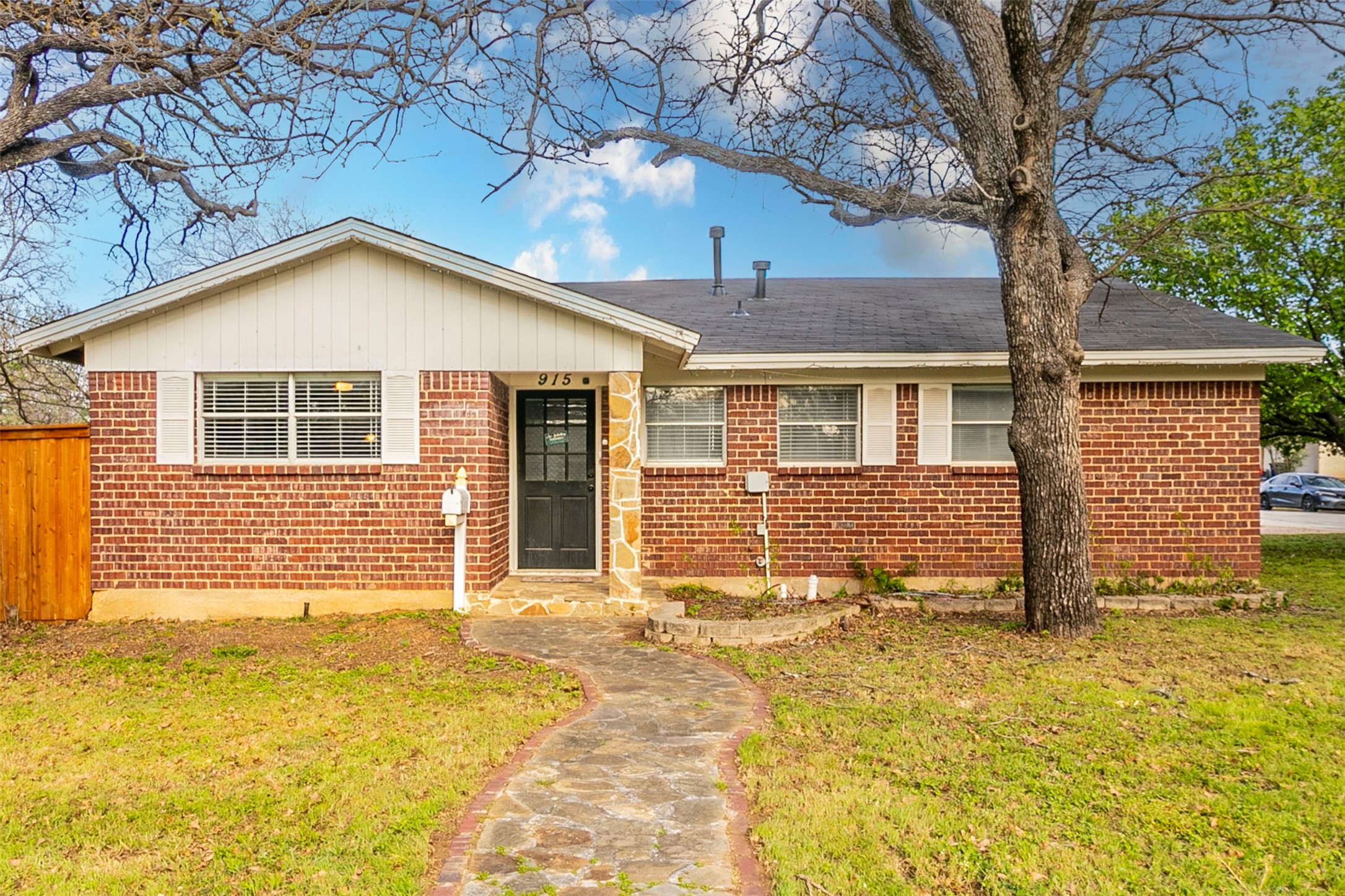 915 Vine Street Euless TX 76040