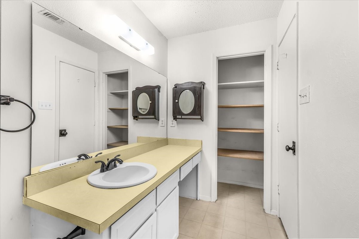 2709 Willow Bend Bedford TX 76021