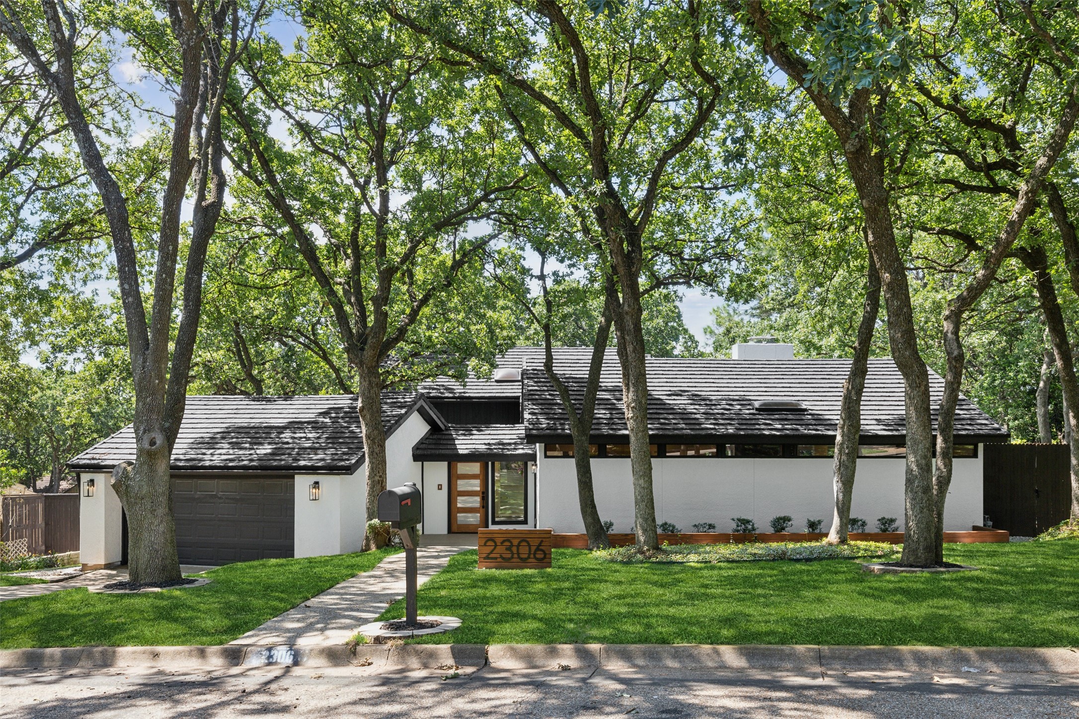 2306 Oak Forest Court Arlington TX 76012