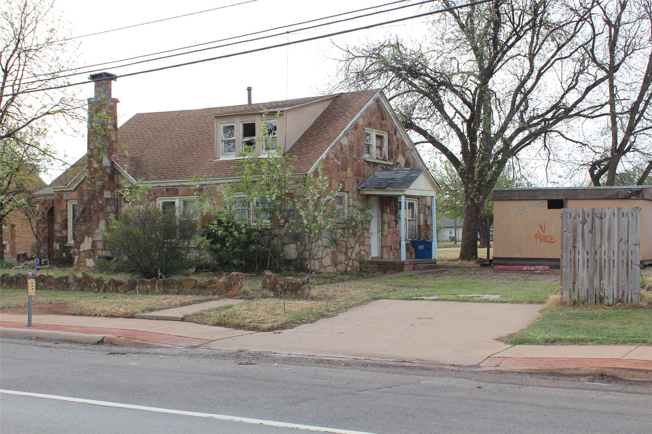 111 S 7th Avenue Munday TX 76371