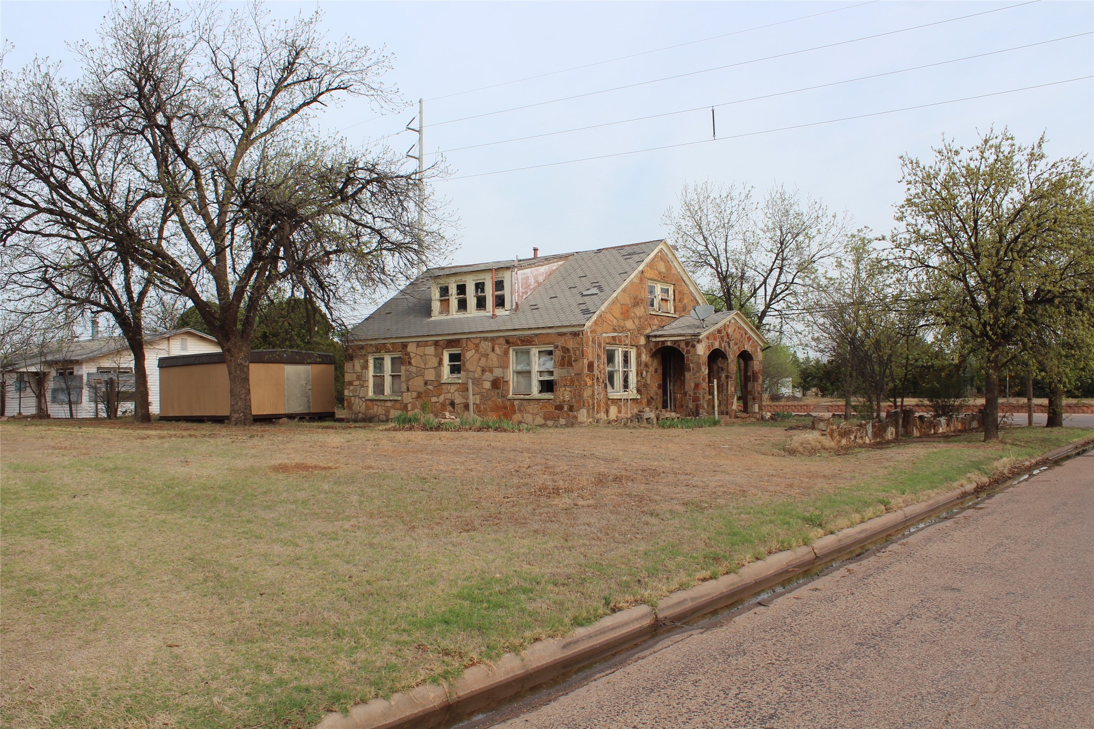 111 S 7th Avenue Munday TX 76371