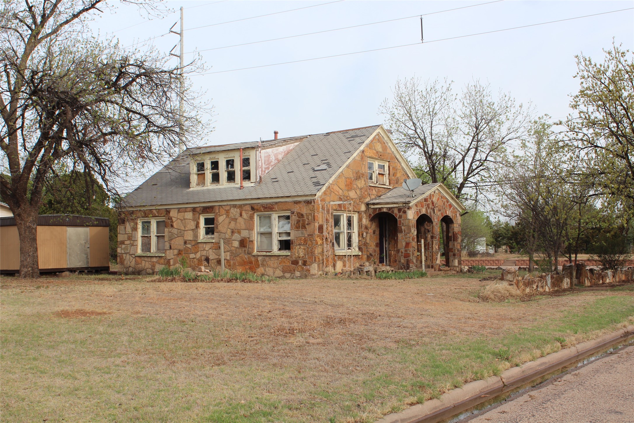 111 S 7th Avenue Munday TX 76371