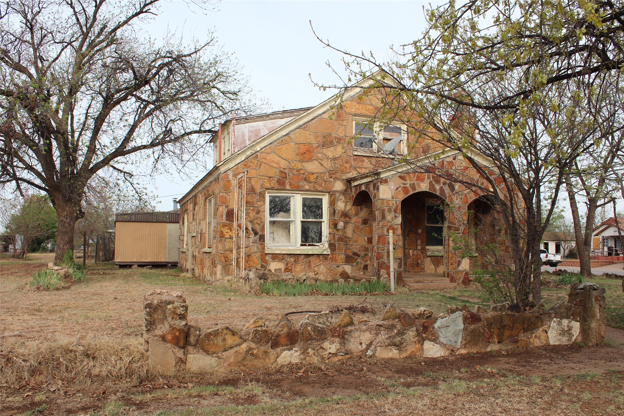 111 S 7th Avenue Munday TX 76371