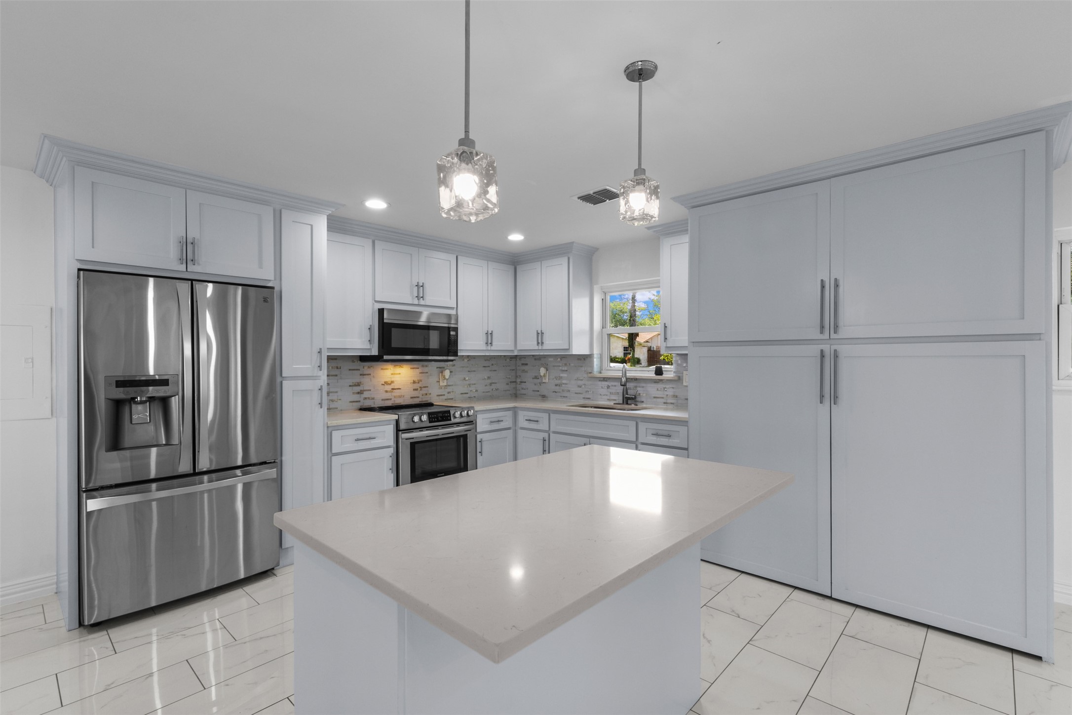 806 Longbeach Drive Garland TX 75043