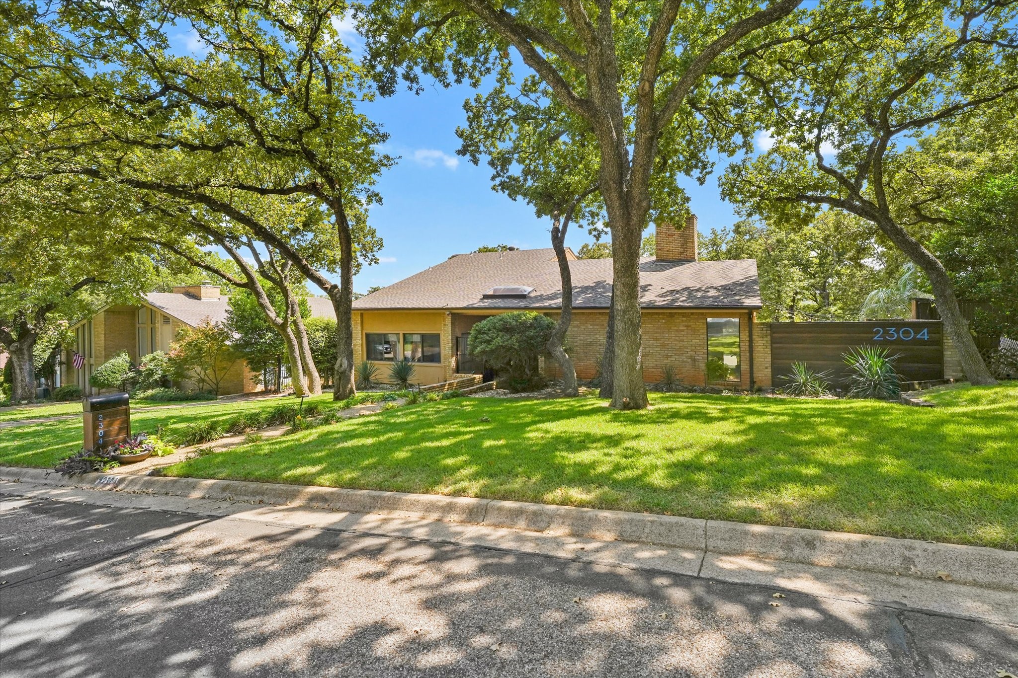2304 Oak Forest Court Arlington TX 76012