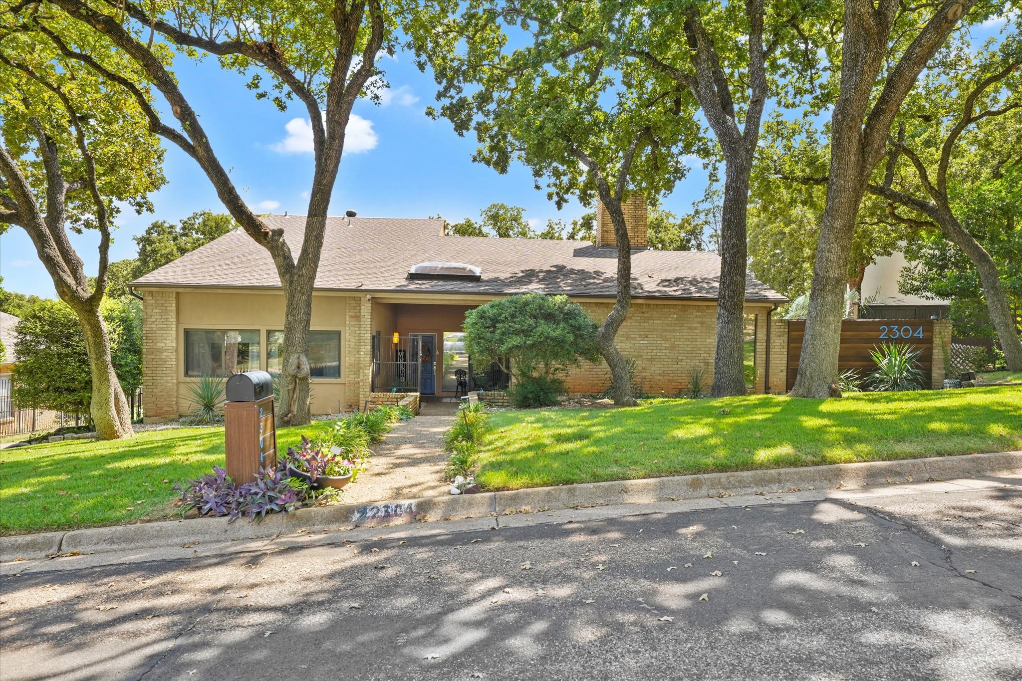 2304 Oak Forest Court Arlington TX 76012