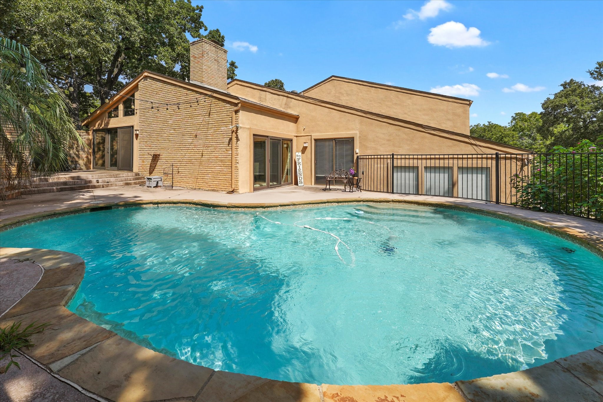 2304 Oak Forest Court Arlington TX 76012