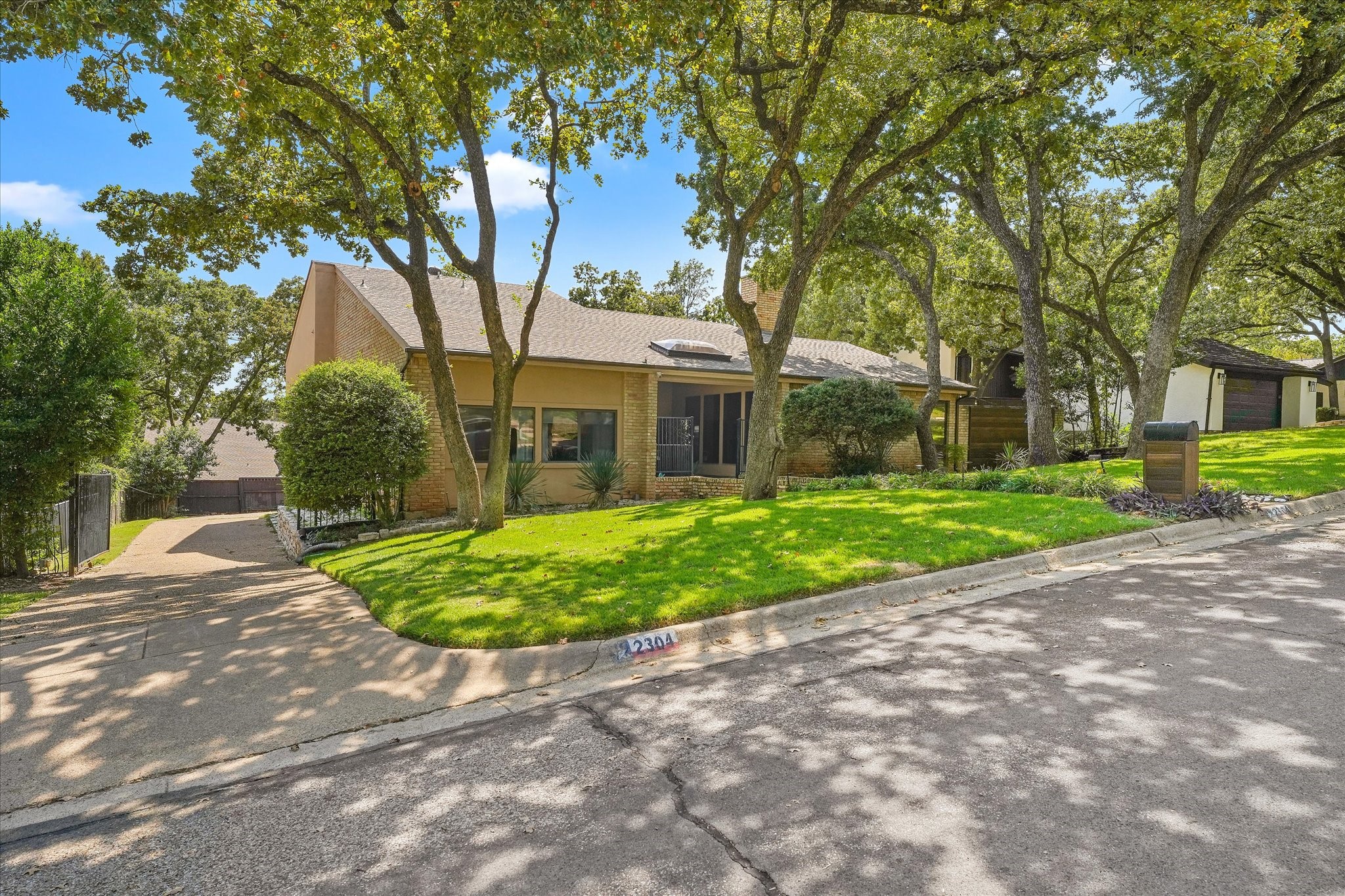2304 Oak Forest Court Arlington TX 76012