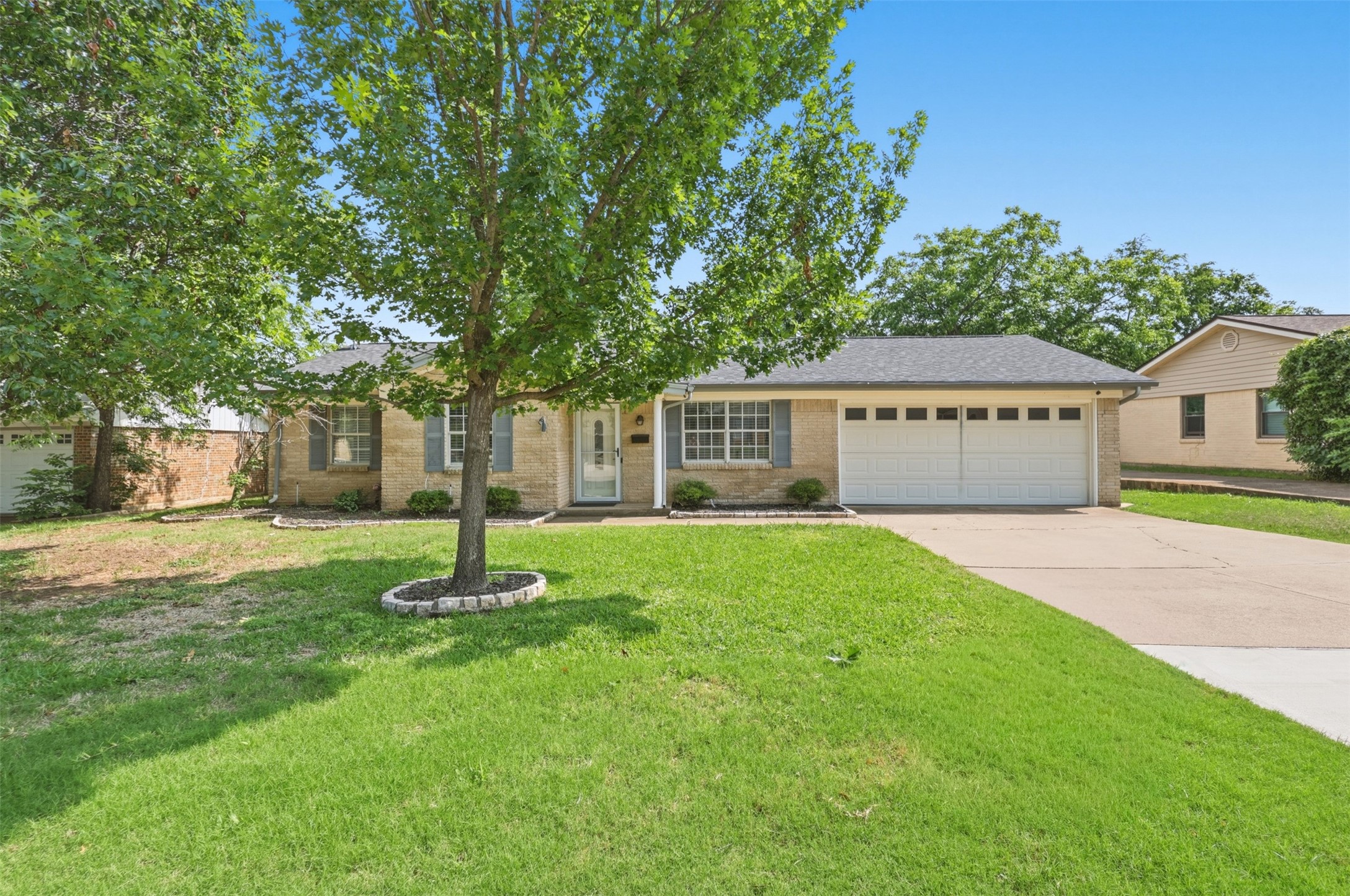 205 W Huitt Lane Euless TX 76040
