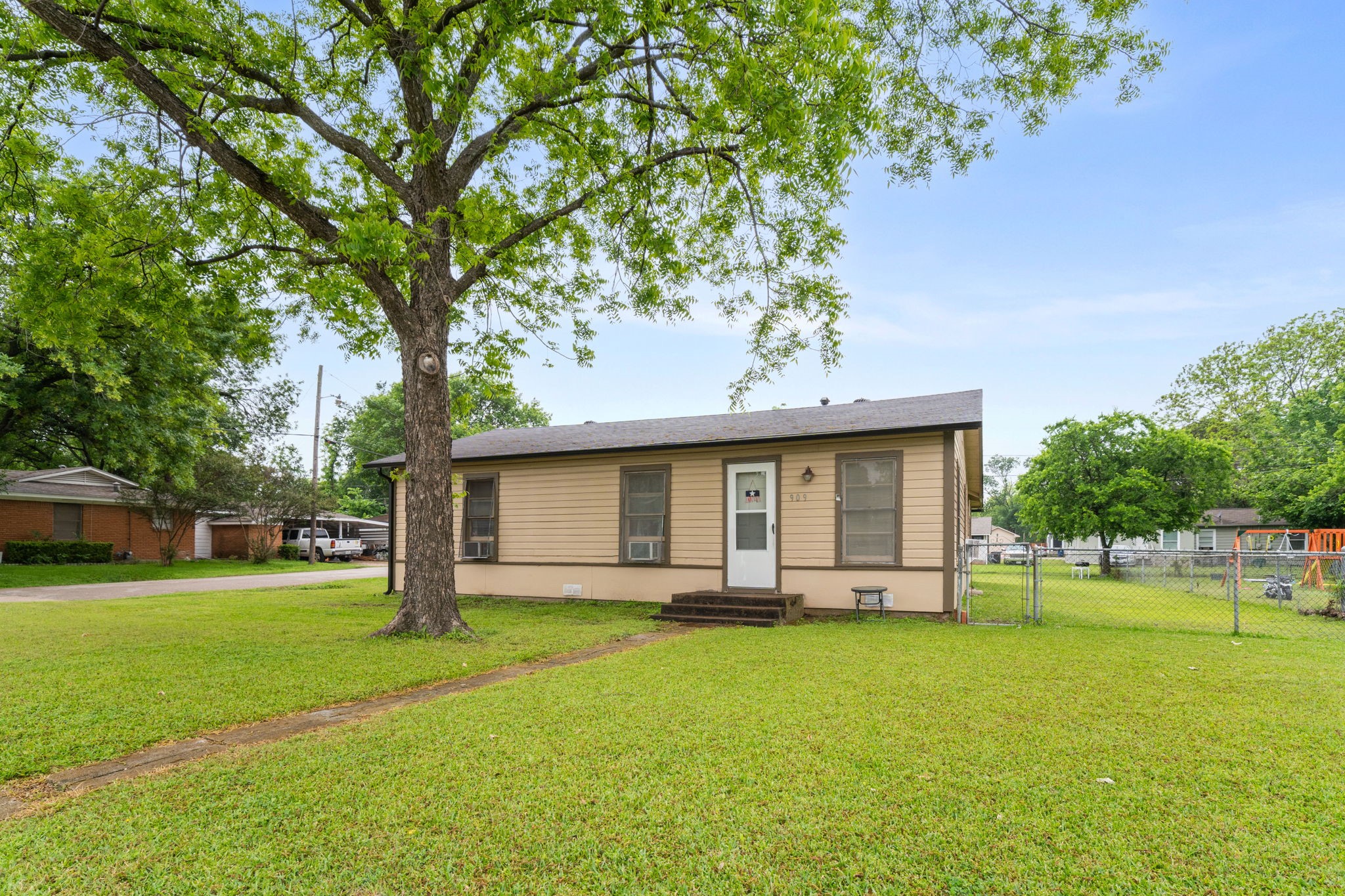 909 S Carlton Street Ennis TX 75119
