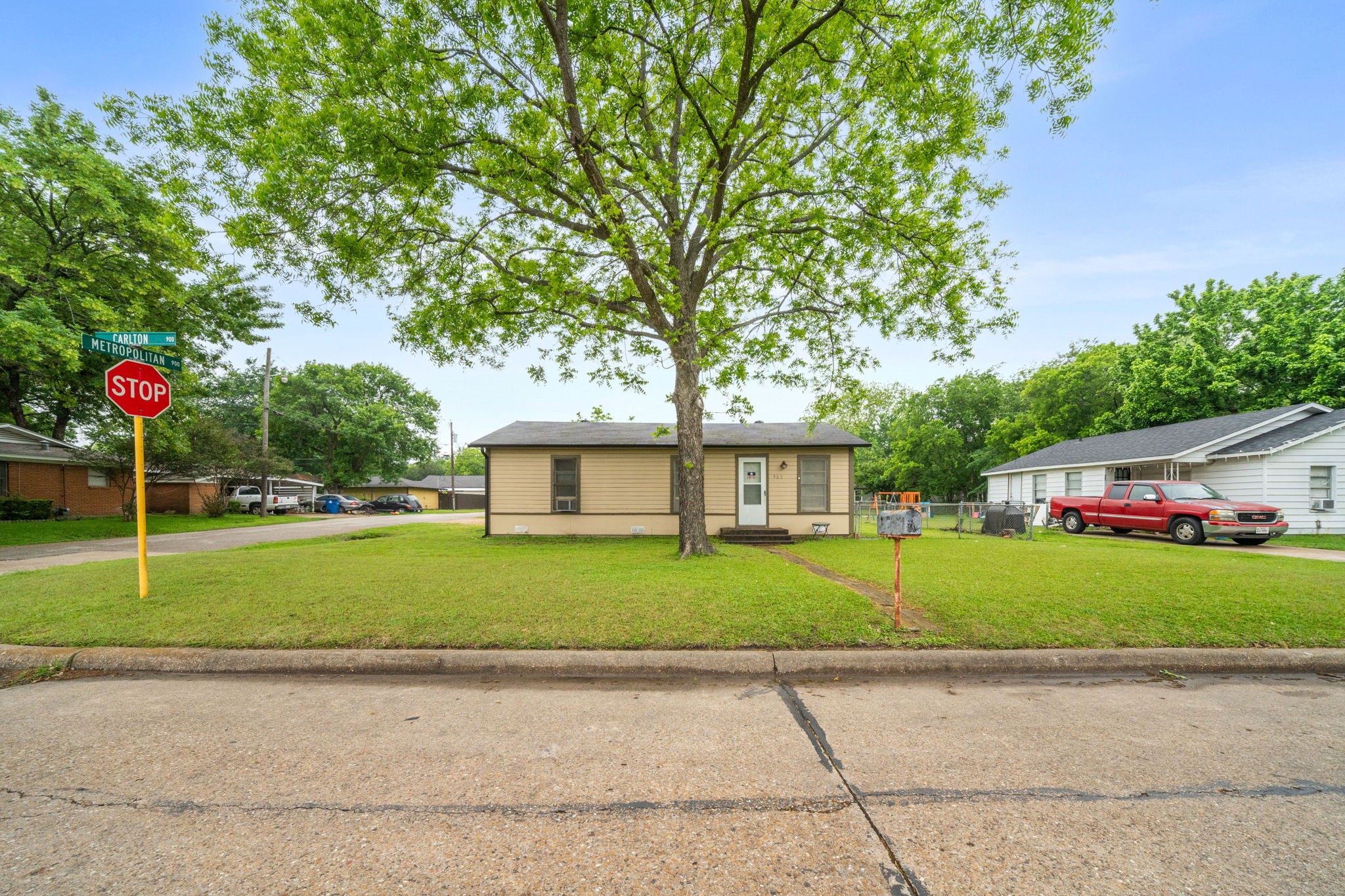 909 S Carlton Street Ennis TX 75119