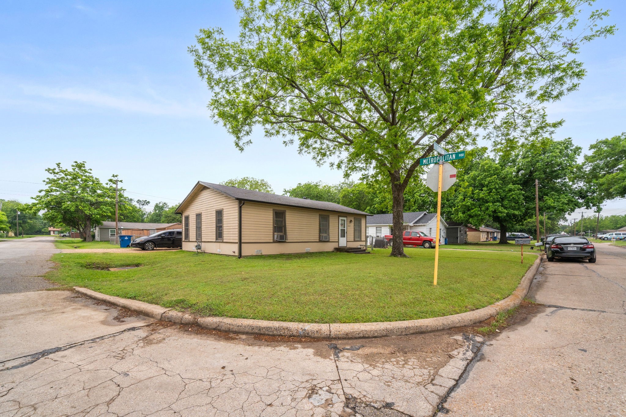 909 S Carlton Street Ennis TX 75119