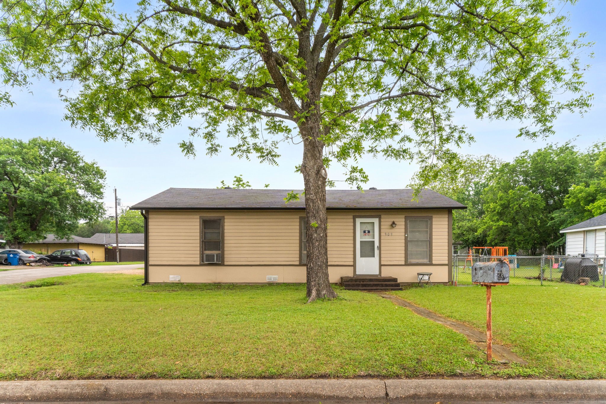 909 S Carlton Street Ennis TX 75119