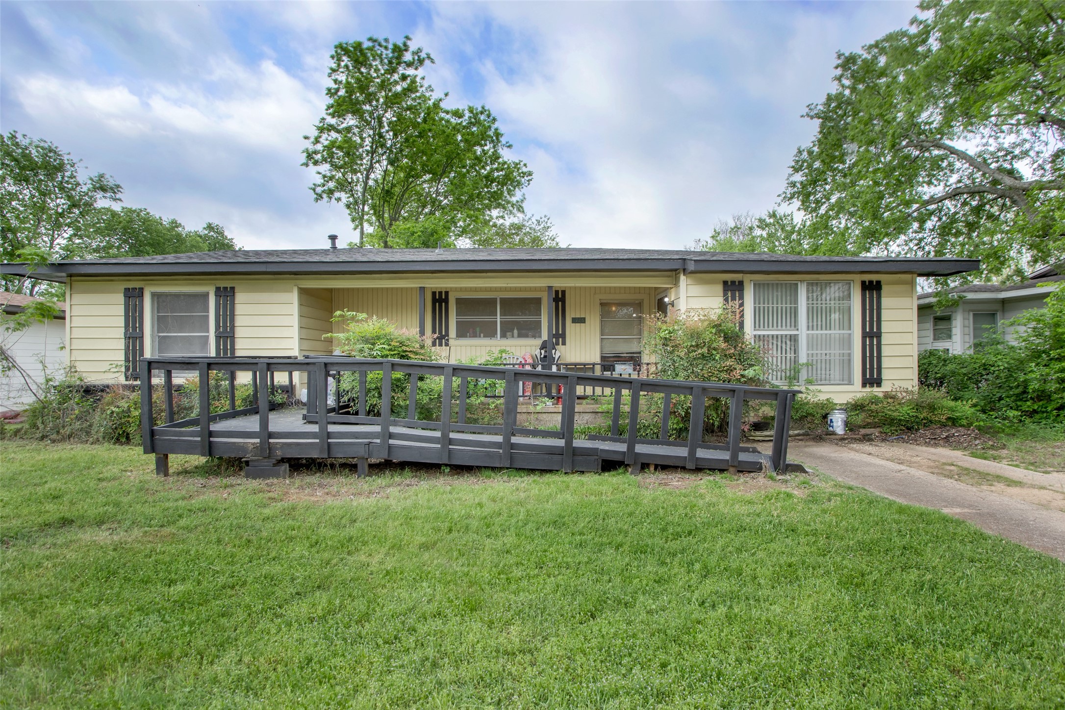 1728 W Elm Street Denison TX 75020