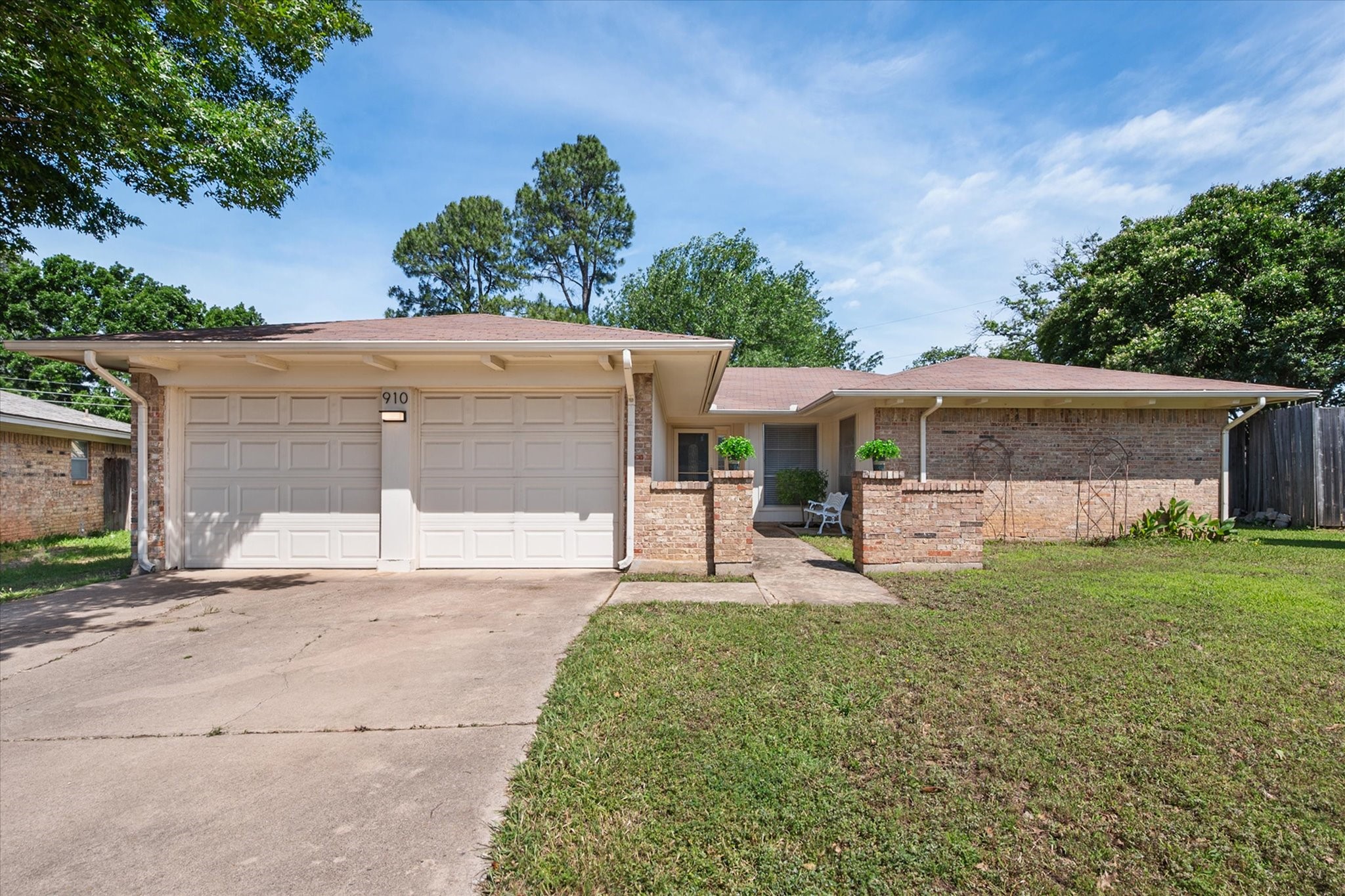 910 Cherry Laurel Lane Arlington TX 76012
