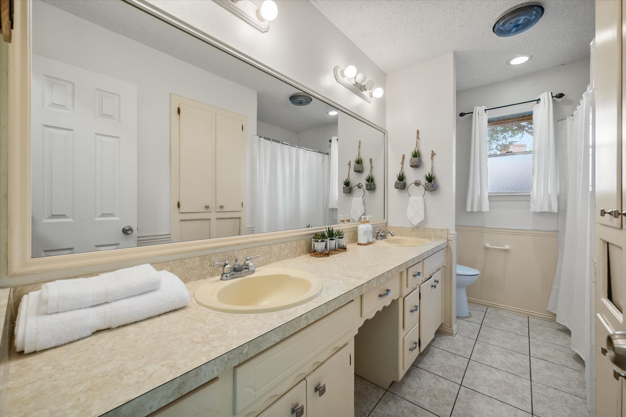 910 Cherry Laurel Lane Arlington TX 76012