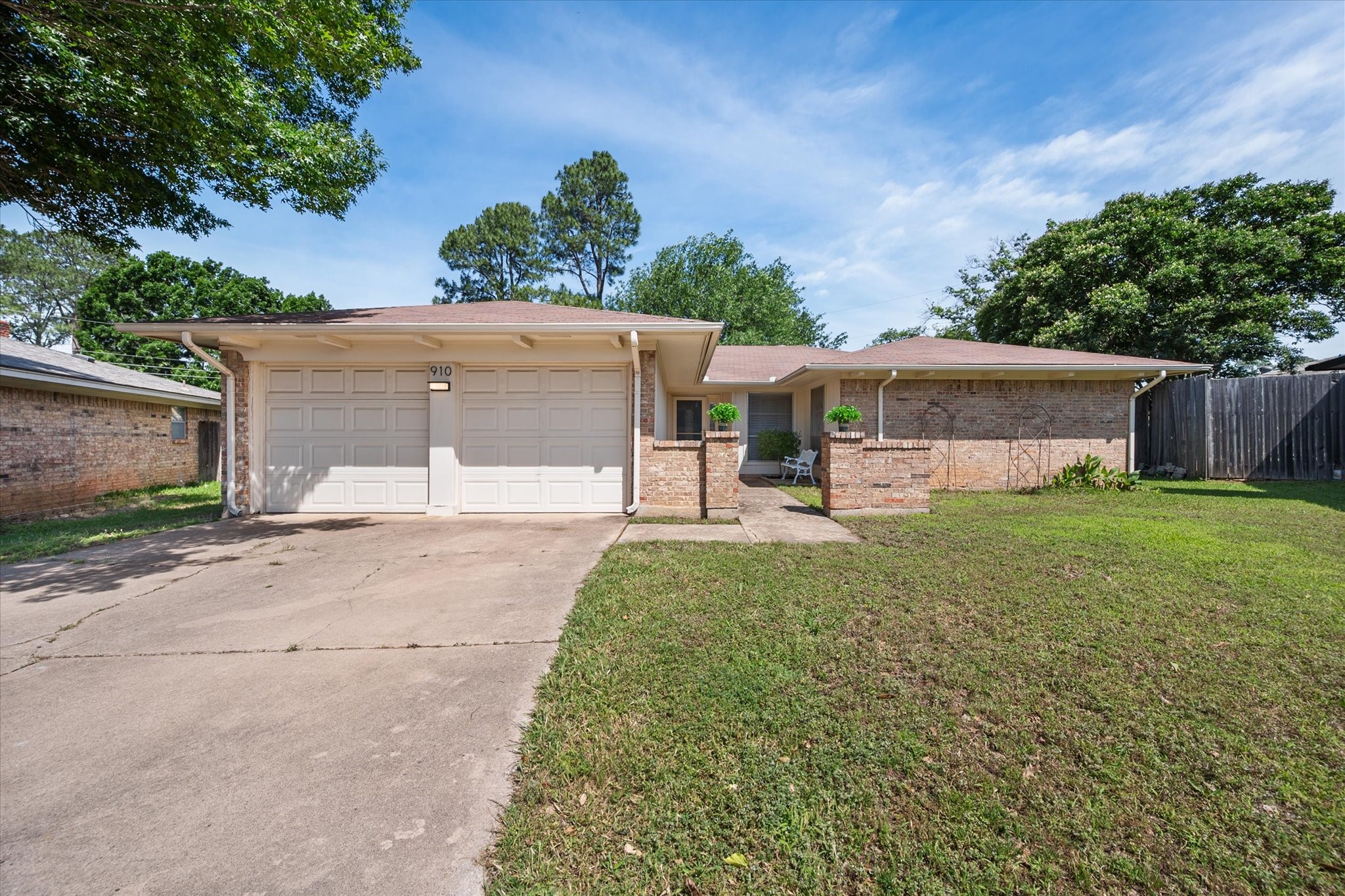 910 Cherry Laurel Lane Arlington TX 76012