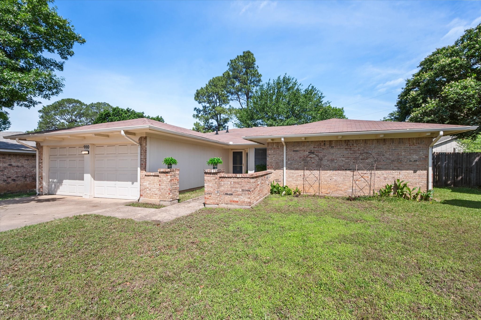 910 Cherry Laurel Lane Arlington TX 76012