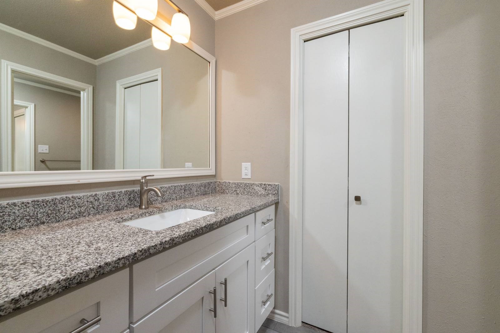1813 Lakeside Drive Arlington TX 76013
