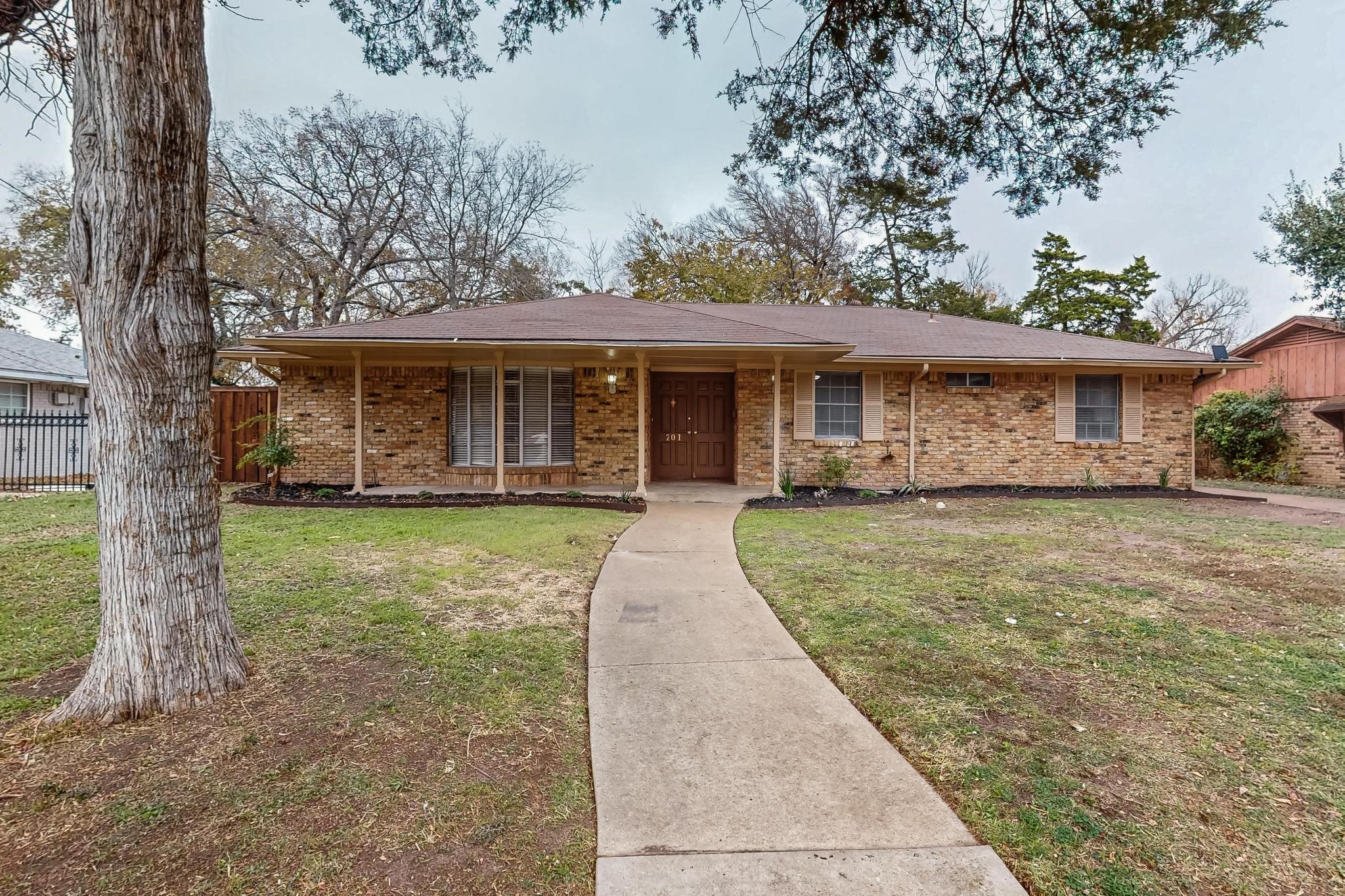 201 Woodhaven Drive Desoto TX 75115