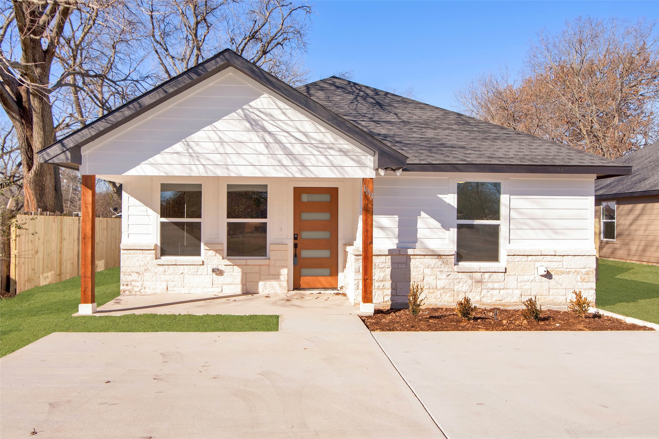1013 S Grand Gainesville TX 76240