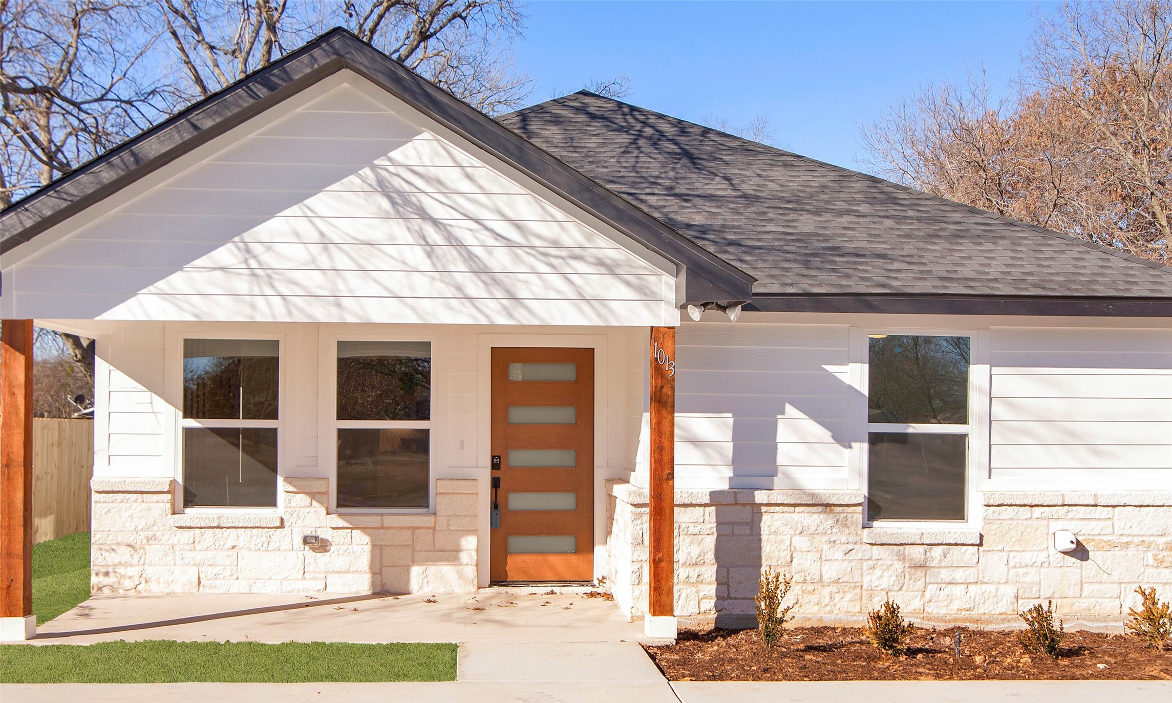 1013 S Grand Gainesville TX 76240