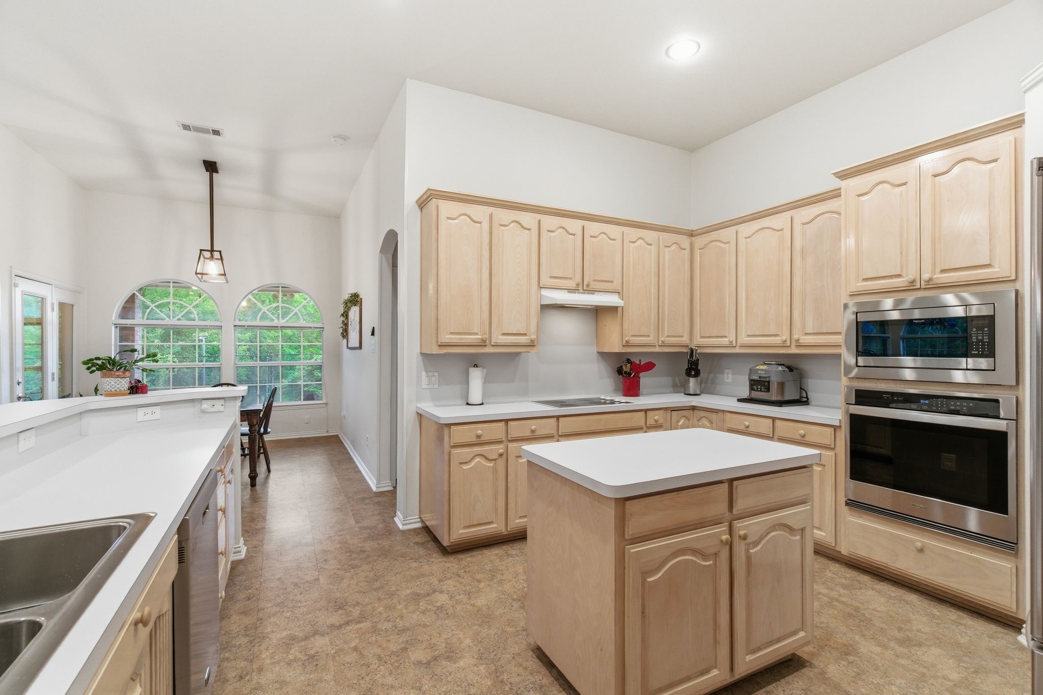 541 Crickett Way Grand Prairie TX 75052