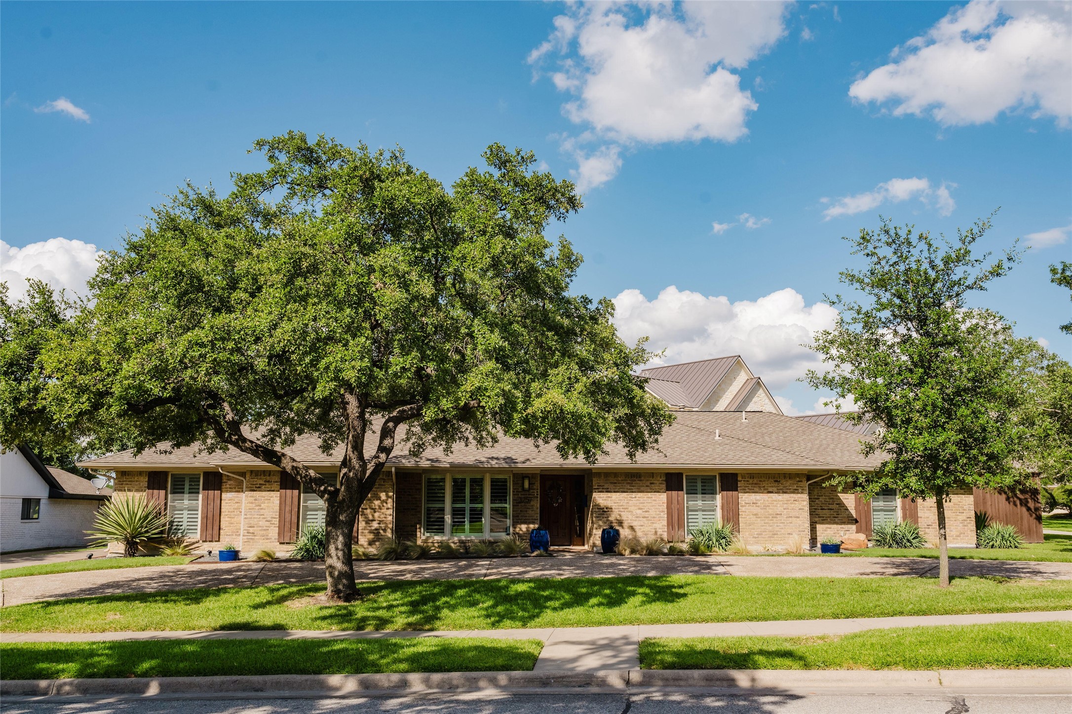 3257 Brookhaven Club Drive Farmers Branch TX 75234