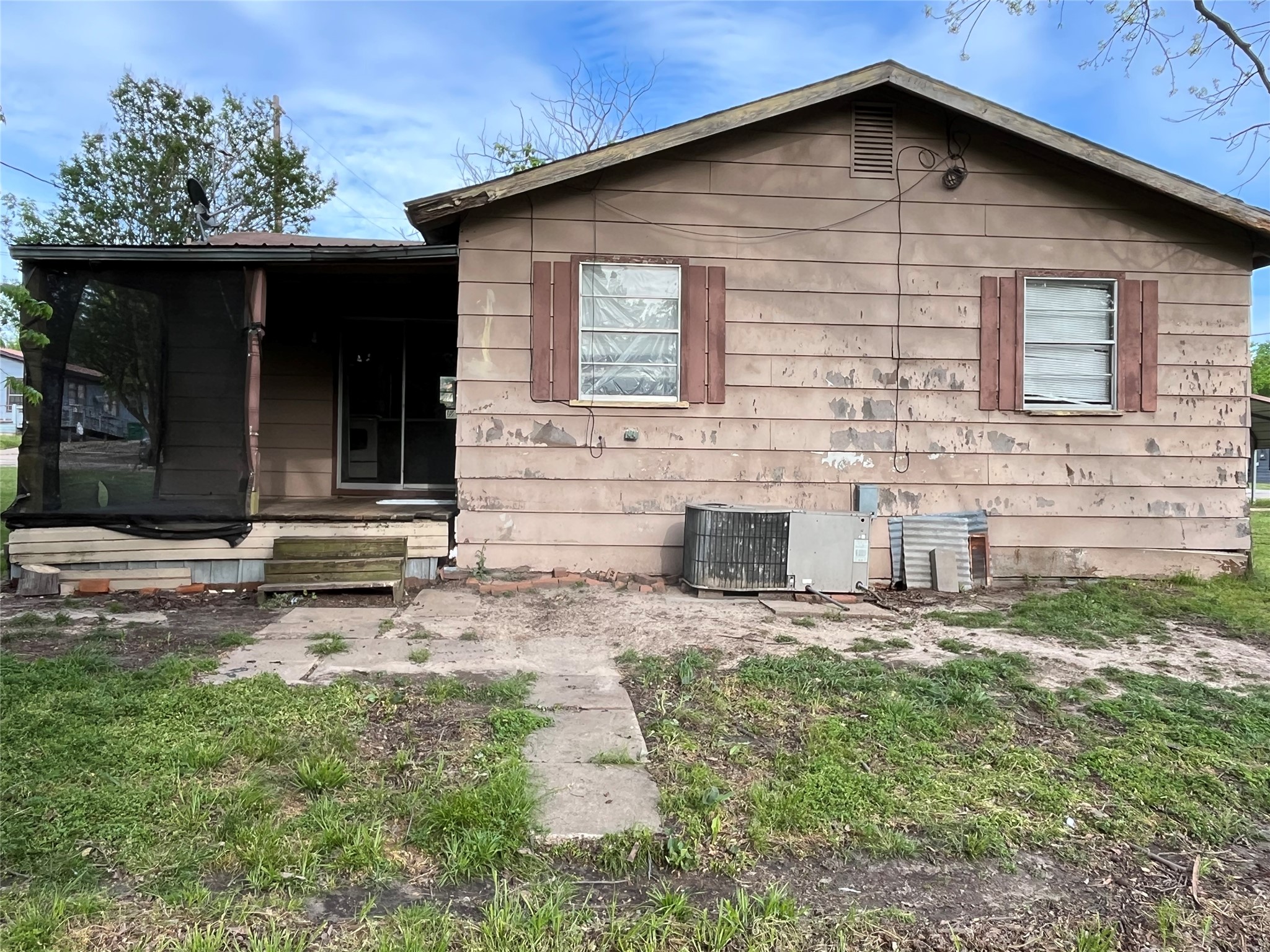 320 S Manson Street Wolfe City TX 75496