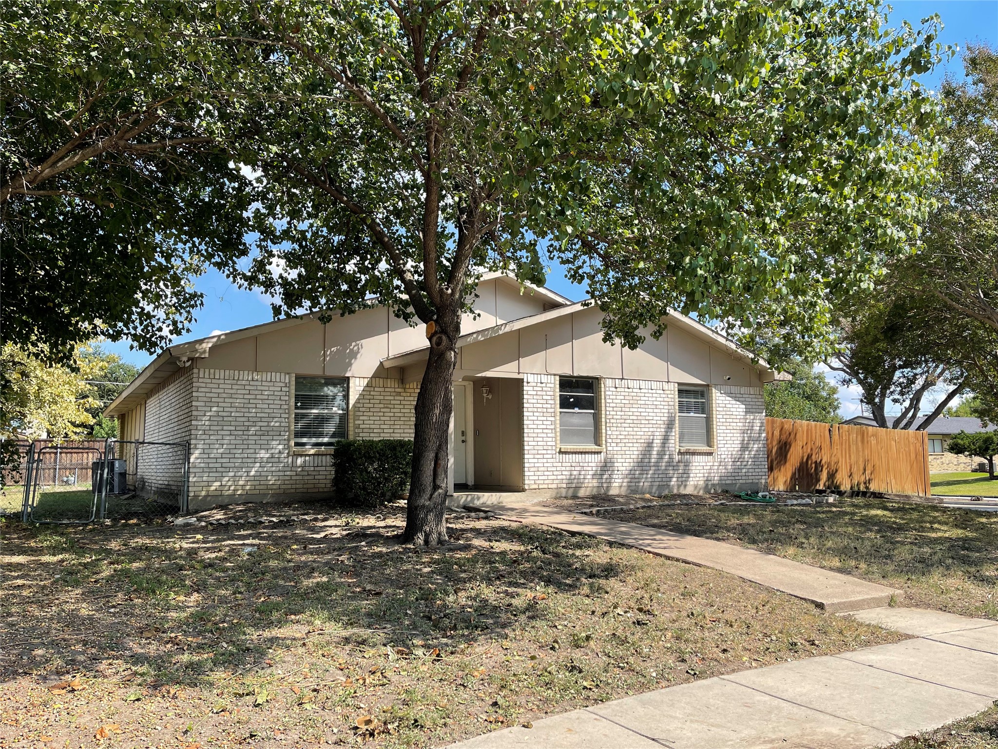 702 Pinehill Lane Grand Prairie TX 75052