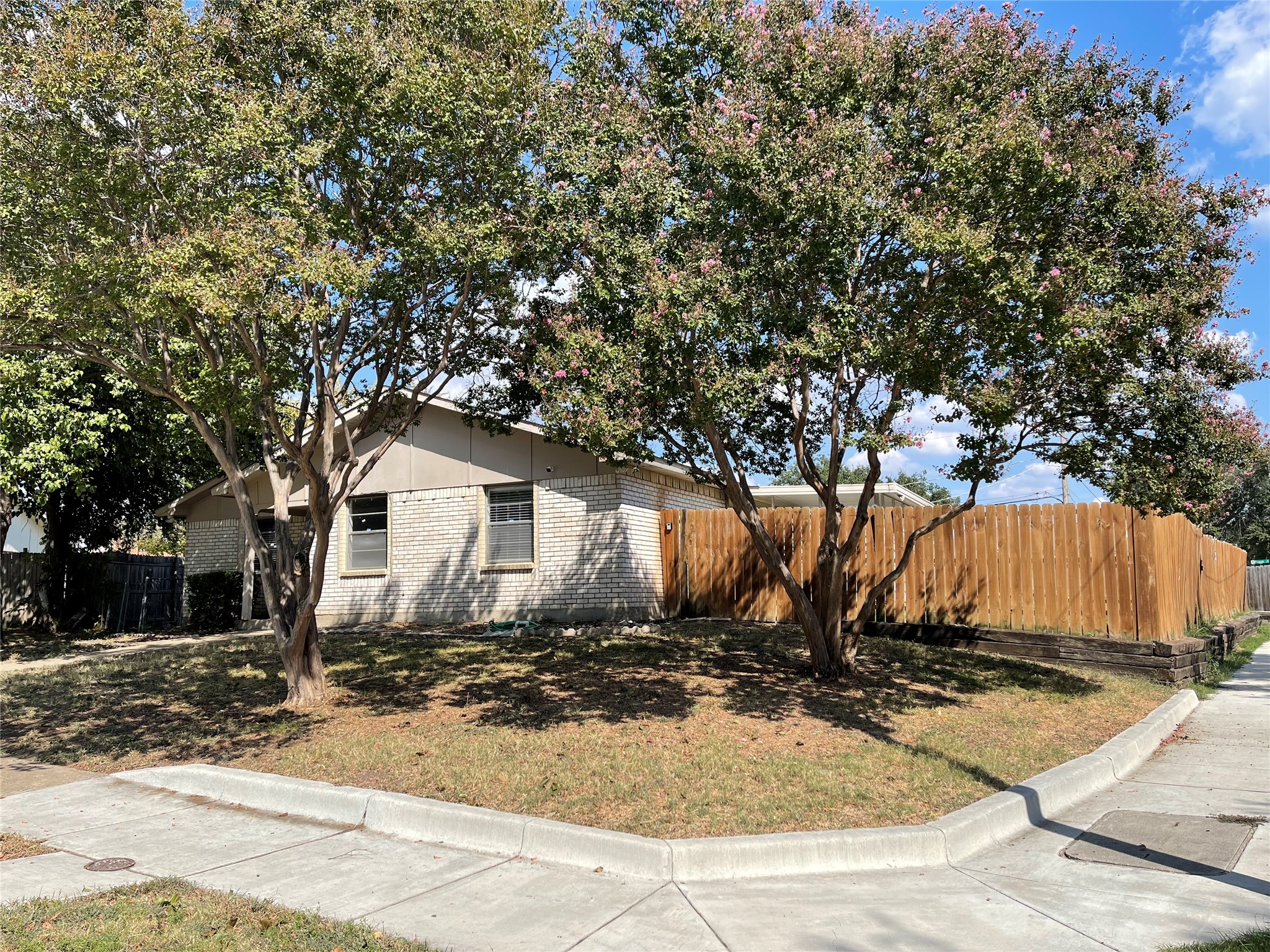 702 Pinehill Lane Grand Prairie TX 75052