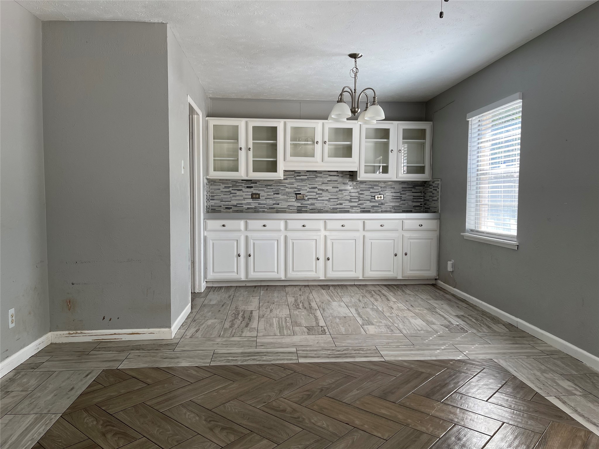 702 Pinehill Lane Grand Prairie TX 75052