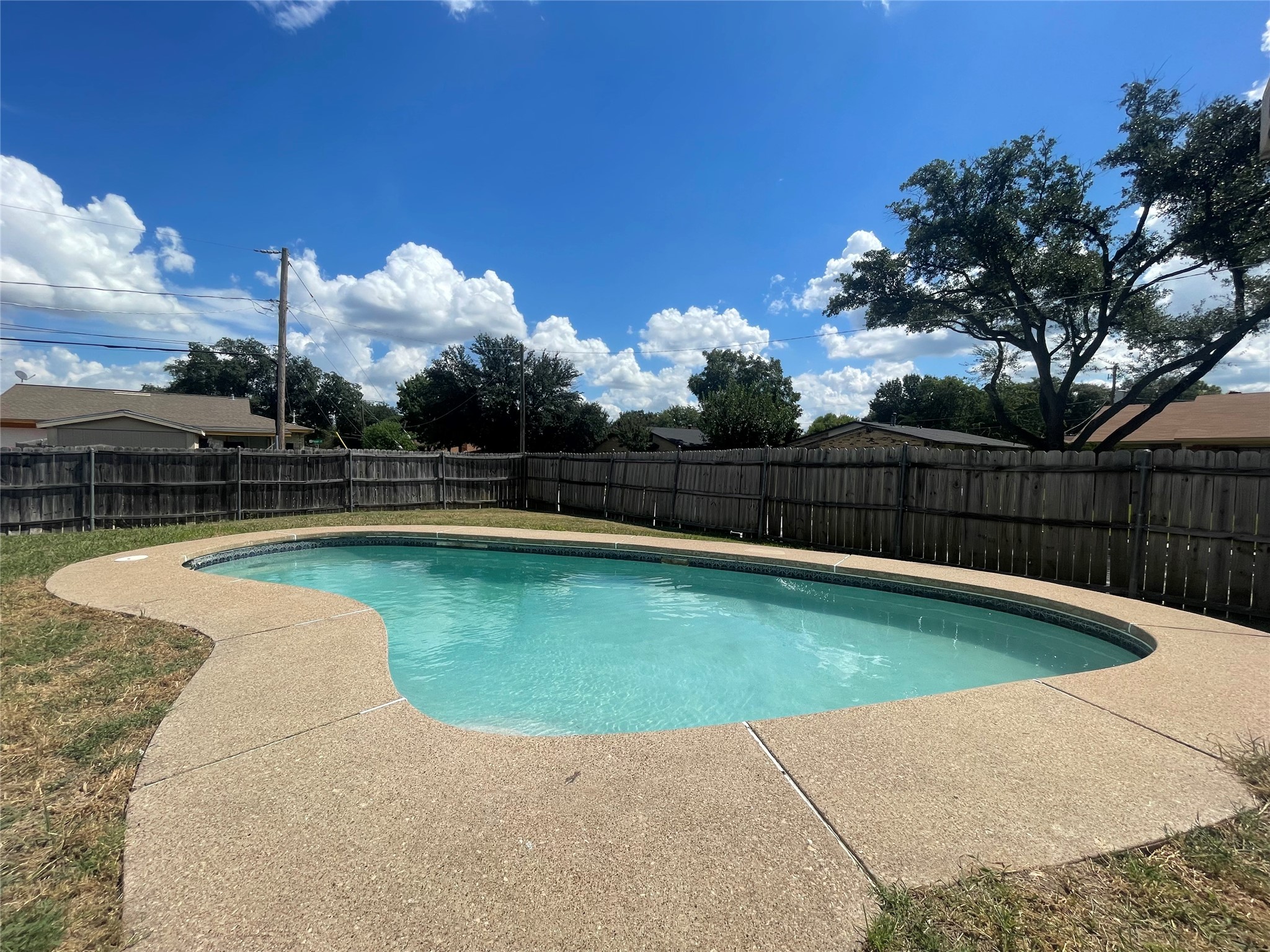 702 Pinehill Lane Grand Prairie TX 75052