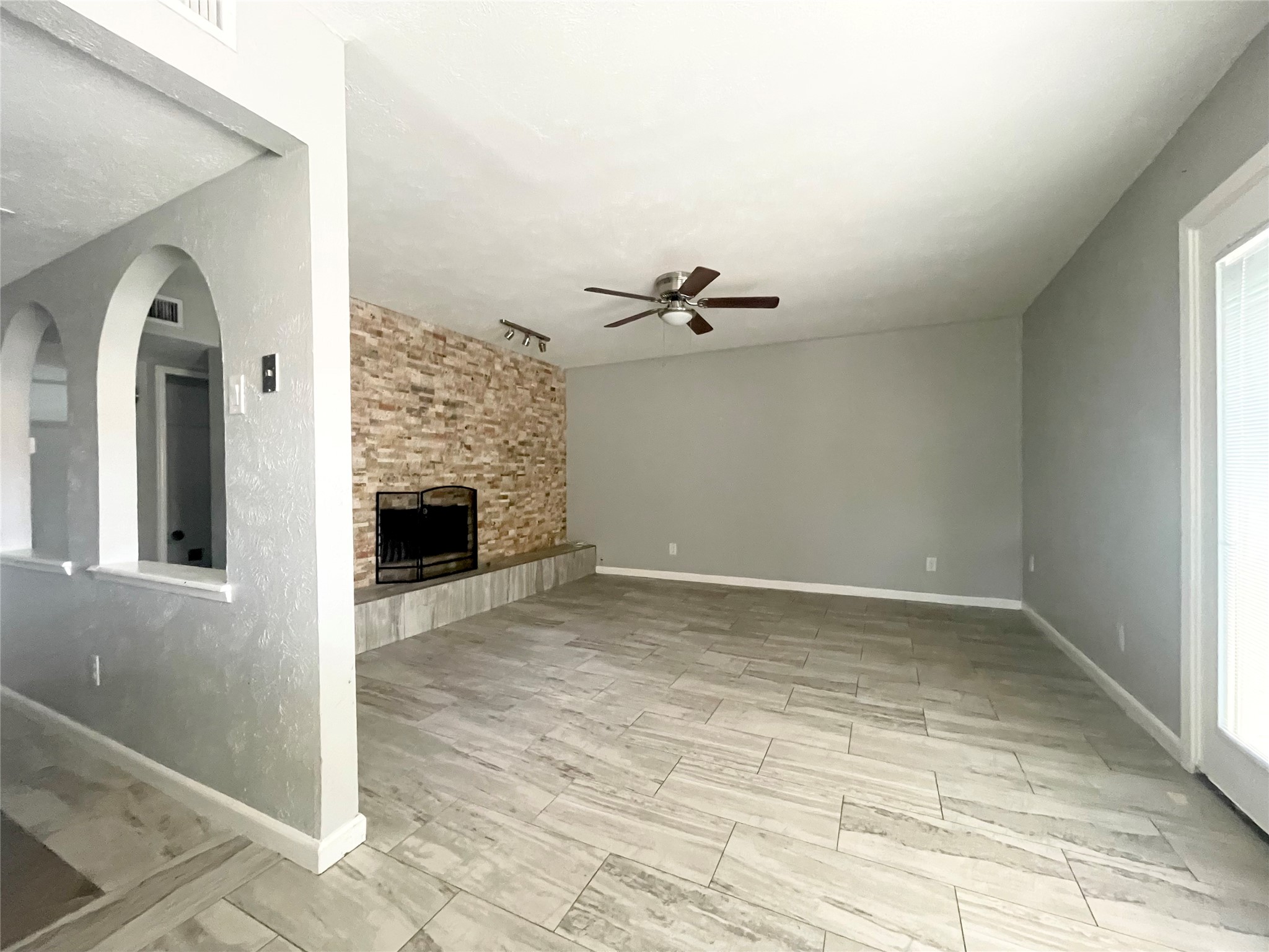702 Pinehill Lane Grand Prairie TX 75052