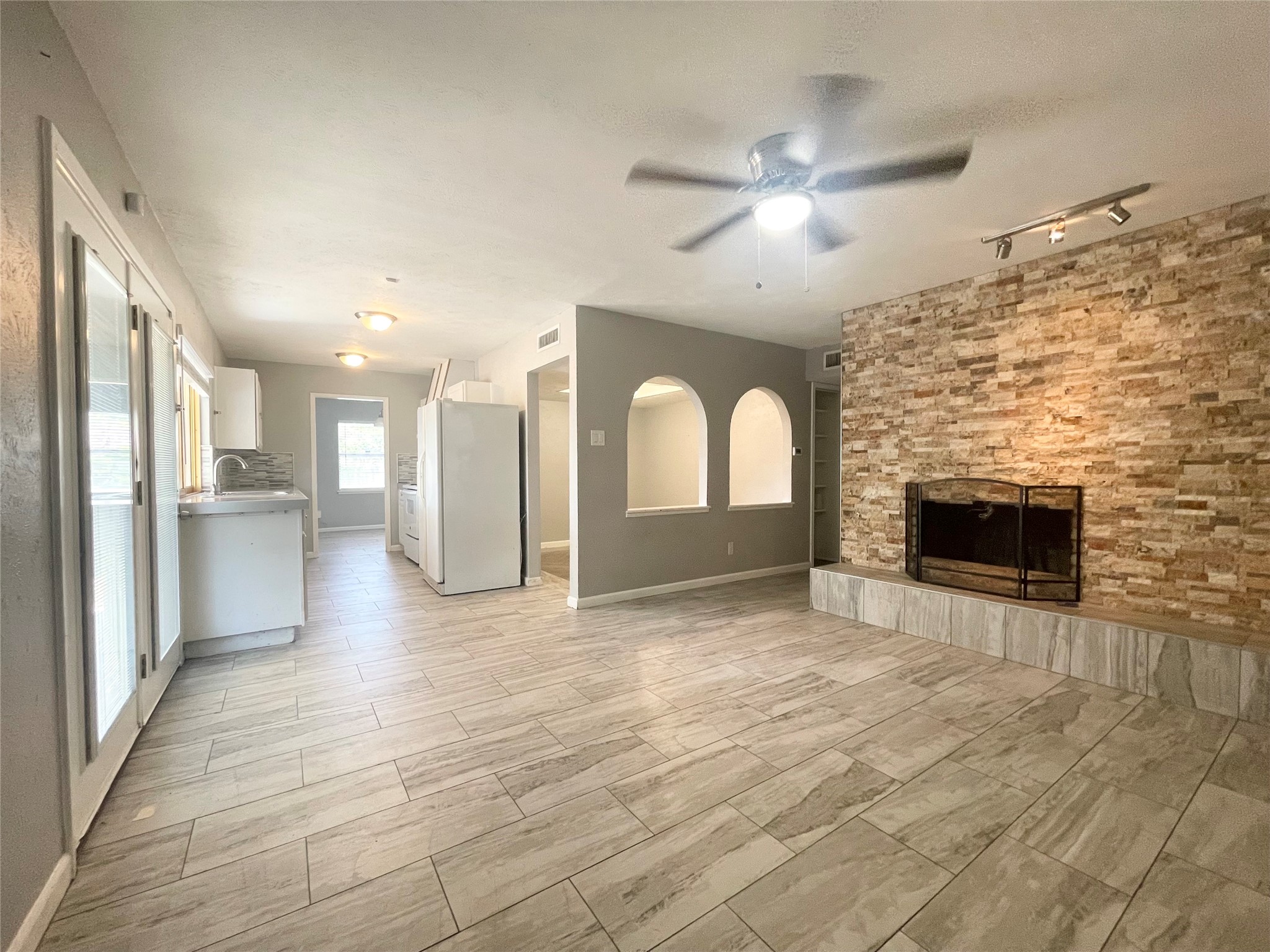 702 Pinehill Lane Grand Prairie TX 75052