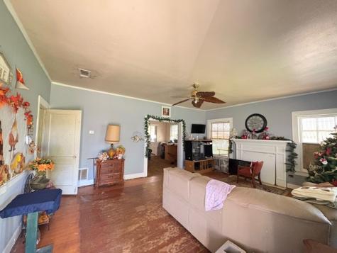 201 W Daingerfield Street Omaha TX 75571