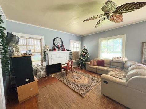 201 W Daingerfield Street Omaha TX 75571