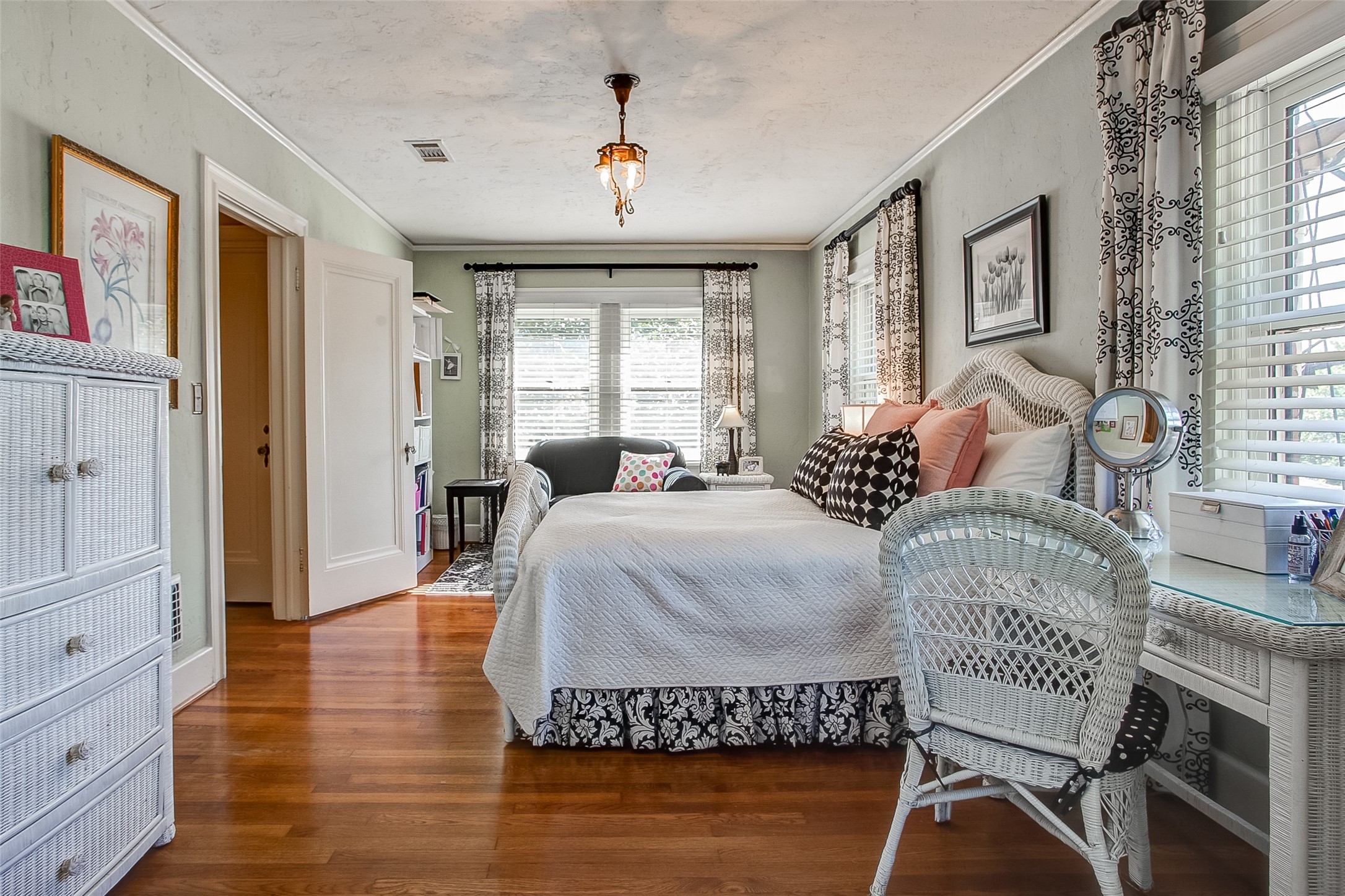2432 Medford Court W Fort Worth TX 76109