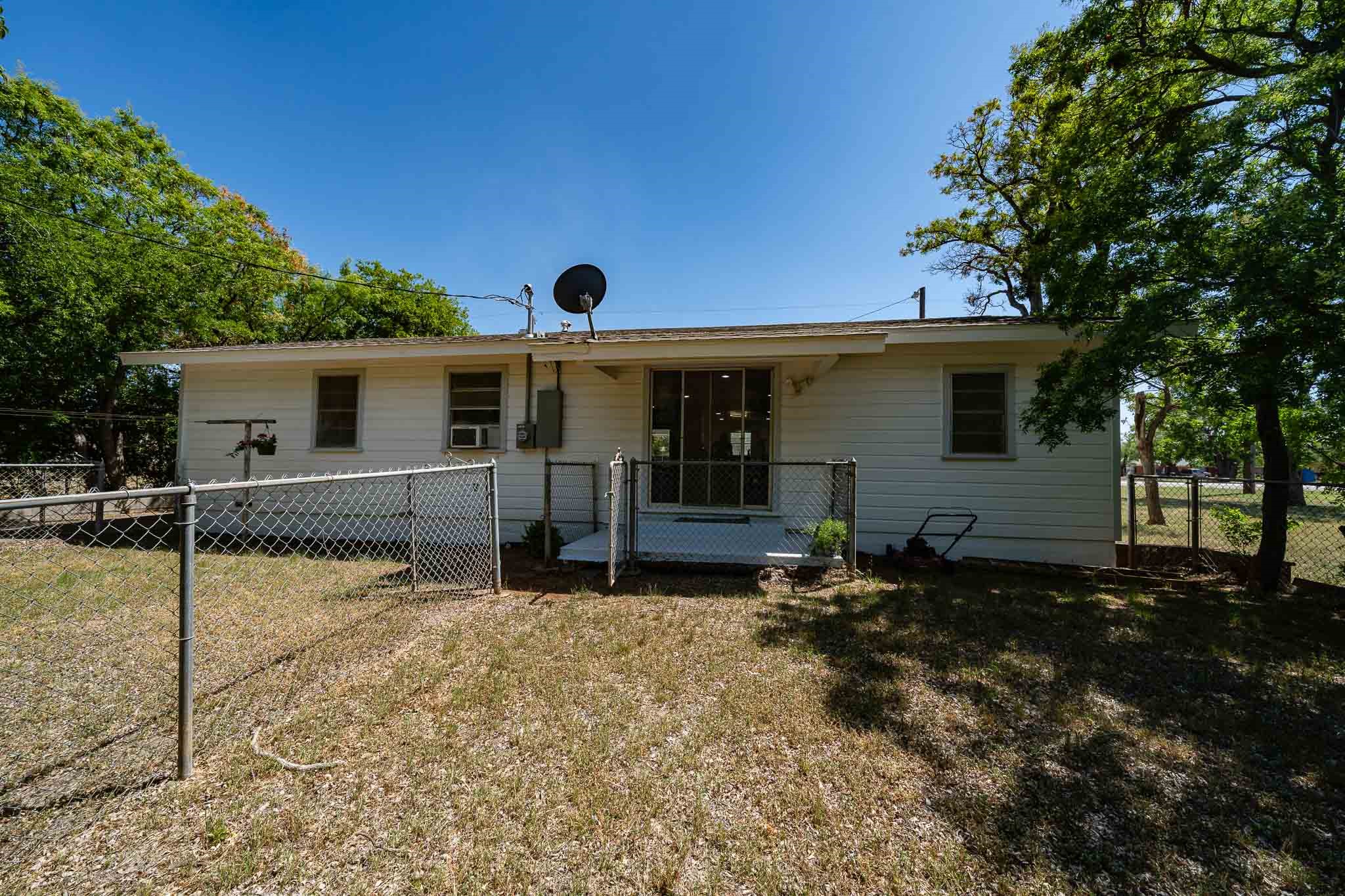 907 E Hamilton Street Stamford TX 79553